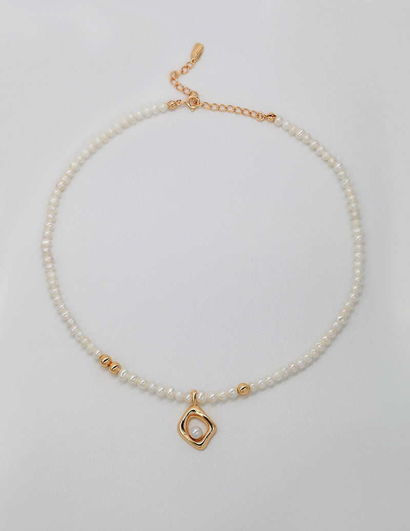 Curve Pearl Necklace