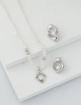 Curve Pearl Necklace