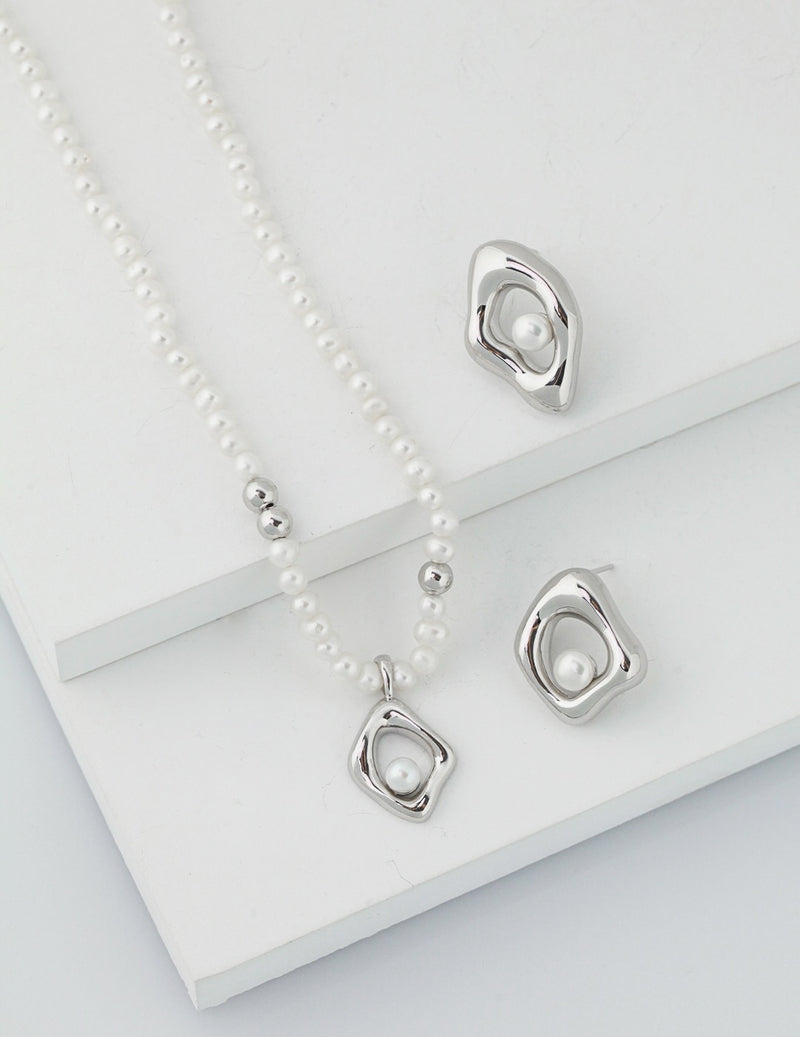 Curve Pearl Necklace