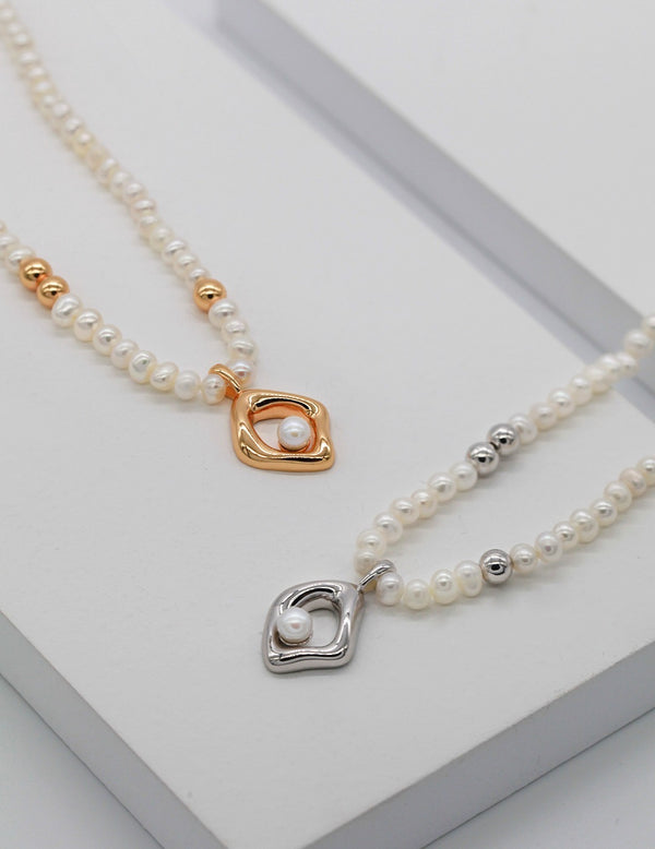 Curve Pearl Necklace