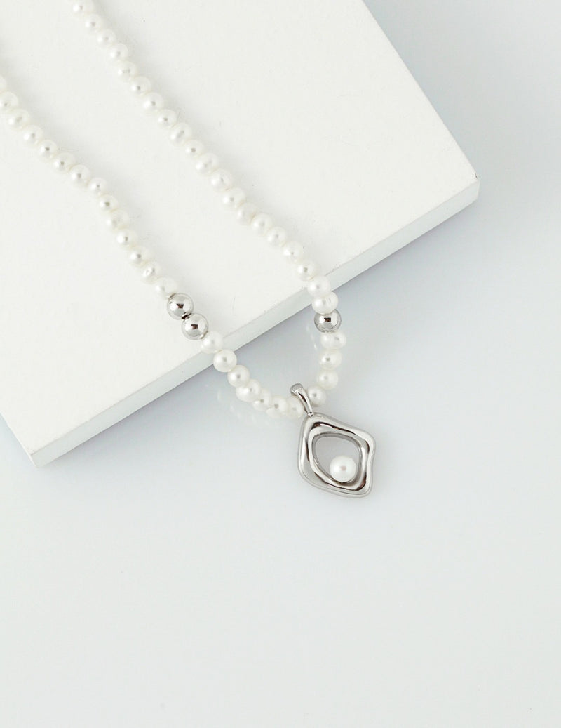 Curve Pearl Necklace