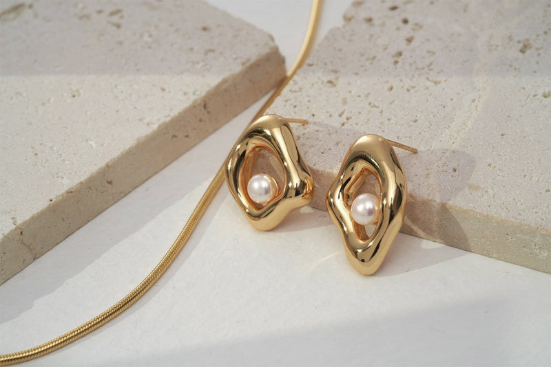 Curve Pearl Stud Earrings