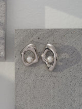 Curve Pearl Stud Earrings